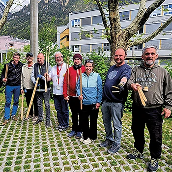 Einsatzstaffel aus 8 Personen mit Müllzangen