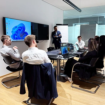 Meeting aus mehreren Personen in modernem Meetingraum