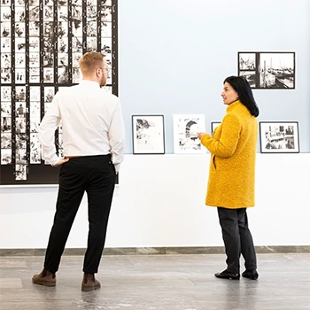 Zwei Personen unterhalten sich in der Ausstellung IMAGINATION UND AUGENSCHEIN im INN SITU.
