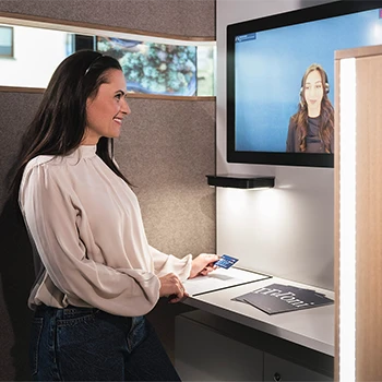 Eine Frau vor dem Bildschirm der BTV Videoberatung „Toni“